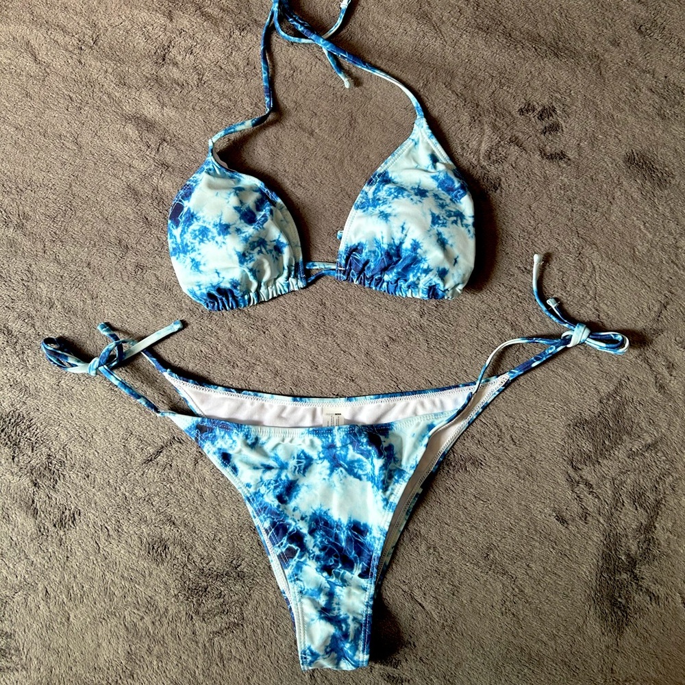 Women’s blue & white ‘Fashion Nova’ bikini!
